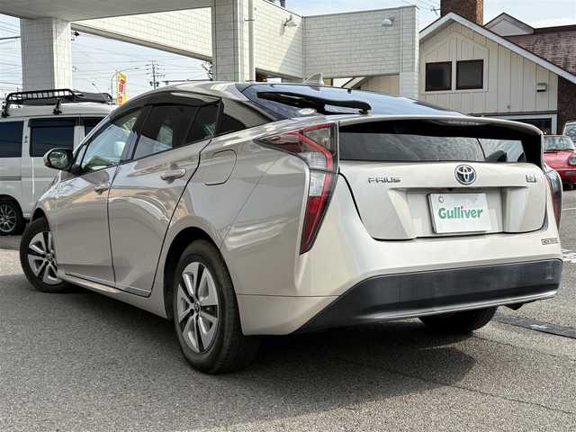 トヨタ プリウス S 千葉県 2016(平28)年 1.6万km スティールブロンドM ワンオーナー/純正９インチSDナビ(フルセグ/BT/AM/FM)/ETC/トノカバー/純正ラゲージマット/純正フロアマット/ABS/横滑り防止装置/盗難防止装置/オートライト/ドアバイザー/電動格納式ミラー/パワーステアリング/パワーウィンドウ/純正アルミホイール/保証書/取扱説明書/スマートキー/スペアキー