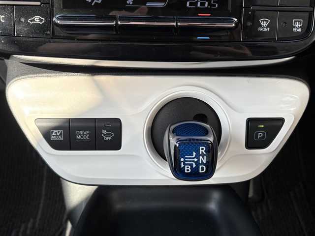 トヨタ プリウス S 千葉県 2016(平28)年 1.6万km スティールブロンドM ワンオーナー/純正９インチSDナビ(フルセグ/BT/AM/FM)/ETC/トノカバー/純正ラゲージマット/純正フロアマット/ABS/横滑り防止装置/盗難防止装置/オートライト/ドアバイザー/電動格納式ミラー/パワーステアリング/パワーウィンドウ/純正アルミホイール/保証書/取扱説明書/スマートキー/スペアキー