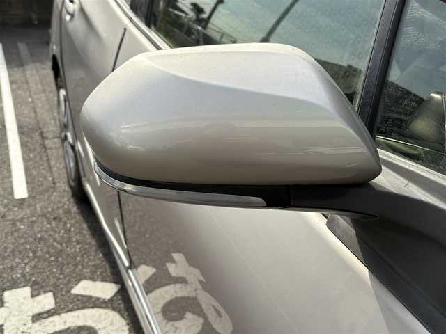 トヨタ プリウス S 千葉県 2016(平28)年 1.6万km スティールブロンドM ワンオーナー/純正９インチSDナビ(フルセグ/BT/AM/FM)/ETC/トノカバー/純正ラゲージマット/純正フロアマット/ABS/横滑り防止装置/盗難防止装置/オートライト/ドアバイザー/電動格納式ミラー/パワーステアリング/パワーウィンドウ/純正アルミホイール/保証書/取扱説明書/スマートキー/スペアキー