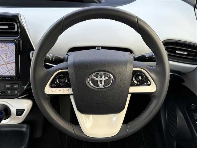 トヨタ プリウス S 千葉県 2016(平28)年 1.6万km スティールブロンドM ワンオーナー/純正９インチSDナビ(フルセグ/BT/AM/FM)/ETC/トノカバー/純正ラゲージマット/純正フロアマット/ABS/横滑り防止装置/盗難防止装置/オートライト/ドアバイザー/電動格納式ミラー/パワーステアリング/パワーウィンドウ/純正アルミホイール/保証書/取扱説明書/スマートキー/スペアキー