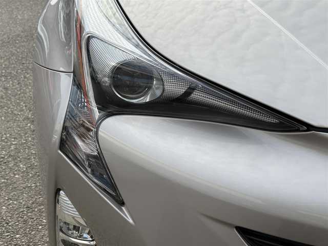 トヨタ プリウス S 千葉県 2016(平28)年 1.6万km スティールブロンドM ワンオーナー/純正９インチSDナビ(フルセグ/BT/AM/FM)/ETC/トノカバー/純正ラゲージマット/純正フロアマット/ABS/横滑り防止装置/盗難防止装置/オートライト/ドアバイザー/電動格納式ミラー/パワーステアリング/パワーウィンドウ/純正アルミホイール/保証書/取扱説明書/スマートキー/スペアキー