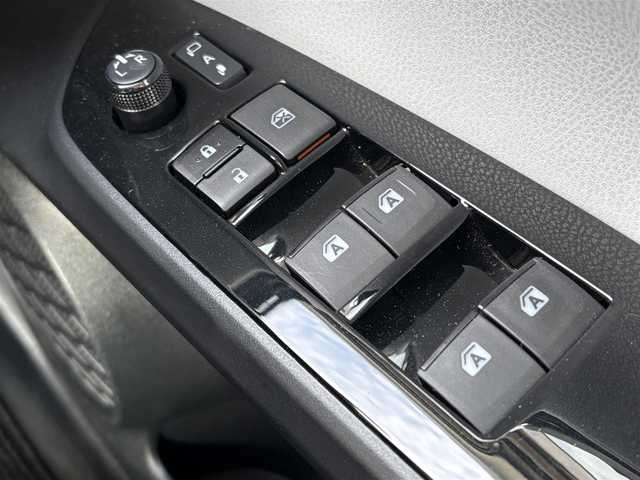 トヨタ プリウス S 千葉県 2016(平28)年 1.6万km スティールブロンドM ワンオーナー/純正９インチSDナビ(フルセグ/BT/AM/FM)/ETC/トノカバー/純正ラゲージマット/純正フロアマット/ABS/横滑り防止装置/盗難防止装置/オートライト/ドアバイザー/電動格納式ミラー/パワーステアリング/パワーウィンドウ/純正アルミホイール/保証書/取扱説明書/スマートキー/スペアキー