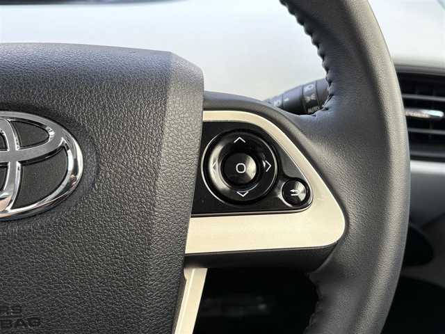 トヨタ プリウス S 千葉県 2016(平28)年 1.6万km スティールブロンドM ワンオーナー/純正９インチSDナビ(フルセグ/BT/AM/FM)/ETC/トノカバー/純正ラゲージマット/純正フロアマット/ABS/横滑り防止装置/盗難防止装置/オートライト/ドアバイザー/電動格納式ミラー/パワーステアリング/パワーウィンドウ/純正アルミホイール/保証書/取扱説明書/スマートキー/スペアキー