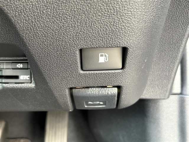 トヨタ プリウス S 千葉県 2016(平28)年 1.6万km スティールブロンドM ワンオーナー/純正９インチSDナビ(フルセグ/BT/AM/FM)/ETC/トノカバー/純正ラゲージマット/純正フロアマット/ABS/横滑り防止装置/盗難防止装置/オートライト/ドアバイザー/電動格納式ミラー/パワーステアリング/パワーウィンドウ/純正アルミホイール/保証書/取扱説明書/スマートキー/スペアキー