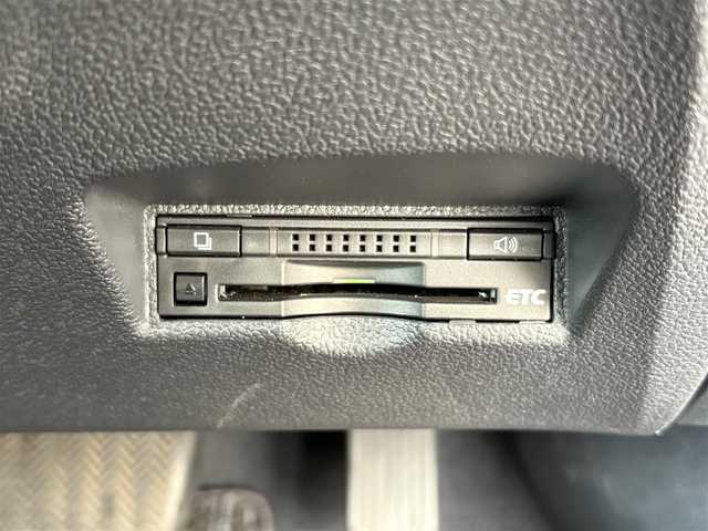 トヨタ プリウス S 千葉県 2016(平28)年 1.6万km スティールブロンドM ワンオーナー/純正９インチSDナビ(フルセグ/BT/AM/FM)/ETC/トノカバー/純正ラゲージマット/純正フロアマット/ABS/横滑り防止装置/盗難防止装置/オートライト/ドアバイザー/電動格納式ミラー/パワーステアリング/パワーウィンドウ/純正アルミホイール/保証書/取扱説明書/スマートキー/スペアキー