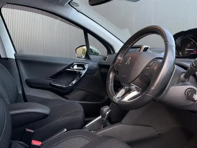 プジョー ２０８ アリュール 長野県 2018(平30)年 5.5万km 白 純正ナビ/CarPlay/ETC/バックカメラ/LEDヘッドライト/オートライト/衝突被害軽減システム/スピードリミッター/ドアバイザー/ステアリングスイッチ