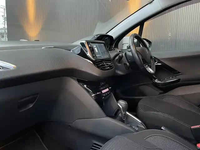 プジョー ２０８ アリュール 長野県 2018(平30)年 5.5万km 白 純正ナビ/CarPlay/ETC/バックカメラ/LEDヘッドライト/オートライト/衝突被害軽減システム/スピードリミッター/ドアバイザー/ステアリングスイッチ