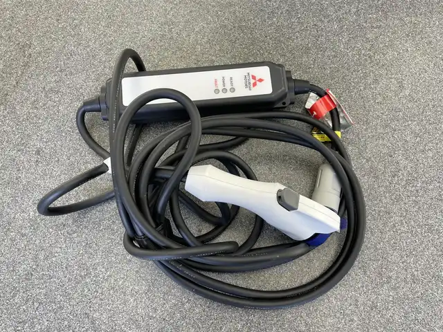 三菱 アウトランダー ＰＨＥＶ P 愛知県 2022(令4)年 1.8万km パールⅡ 純正９型ナビ　全方位カメラ　ＢＯＳＥ　パノラマサンルーフ　ラリアートスタイルエアロ　マイパイロット　e-Assist　衝突軽減　追従クルコン BSM　HUD　誤発進抑制　パドルシフト　フルセグ　カープレイ　革シート　シートヒーターリフレッシュ機能　電動リアゲート　ワイヤレス充電　ミラー型前後ドラレコ　コーナーセンサー　LEDオートライト　禁煙車