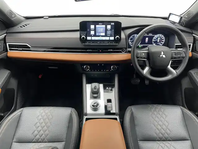 三菱 アウトランダー ＰＨＥＶ P 愛知県 2022(令4)年 1.8万km パールⅡ 純正９型ナビ　全方位カメラ　ＢＯＳＥ　パノラマサンルーフ　ラリアートスタイルエアロ　マイパイロット　e-Assist　衝突軽減　追従クルコン BSM　HUD　誤発進抑制　パドルシフト　フルセグ　カープレイ　革シート　シートヒーターリフレッシュ機能　電動リアゲート　ワイヤレス充電　ミラー型前後ドラレコ　コーナーセンサー　LEDオートライト　禁煙車