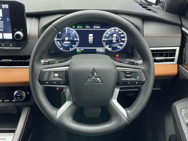 三菱 アウトランダー ＰＨＥＶ P 愛知県 2022(令4)年 1.8万km パールⅡ 純正９型ナビ　全方位カメラ　ＢＯＳＥ　パノラマサンルーフ　ラリアートスタイルエアロ　マイパイロット　e-Assist　衝突軽減　追従クルコン BSM　HUD　誤発進抑制　パドルシフト　フルセグ　カープレイ　革シート　シートヒーターリフレッシュ機能　電動リアゲート　ワイヤレス充電　ミラー型前後ドラレコ　コーナーセンサー　LEDオートライト　禁煙車