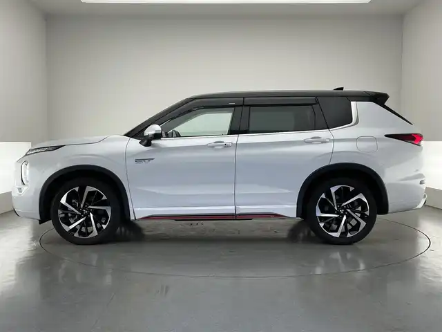 三菱 アウトランダー ＰＨＥＶ P 愛知県 2022(令4)年 1.8万km パールⅡ 純正９型ナビ　全方位カメラ　ＢＯＳＥ　パノラマサンルーフ　ラリアートスタイルエアロ　マイパイロット　e-Assist　衝突軽減　追従クルコン BSM　HUD　誤発進抑制　パドルシフト　フルセグ　カープレイ　革シート　シートヒーターリフレッシュ機能　電動リアゲート　ワイヤレス充電　ミラー型前後ドラレコ　コーナーセンサー　LEDオートライト　禁煙車