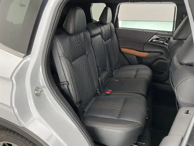 三菱 アウトランダー ＰＨＥＶ P 愛知県 2022(令4)年 1.8万km パールⅡ 純正９型ナビ　全方位カメラ　ＢＯＳＥ　パノラマサンルーフ　ラリアートスタイルエアロ　マイパイロット　e-Assist　衝突軽減　追従クルコン BSM　HUD　誤発進抑制　パドルシフト　フルセグ　カープレイ　革シート　シートヒーターリフレッシュ機能　電動リアゲート　ワイヤレス充電　ミラー型前後ドラレコ　コーナーセンサー　LEDオートライト　禁煙車