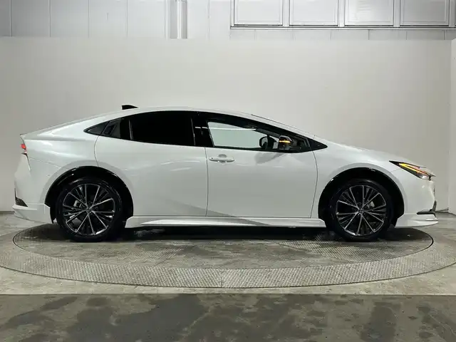トヨタ プリウス Z 大阪府 2024(令6)年 1.1万km プラチナホワイトパールマイカ 純正ナビ/衝突軽減/全方位カメラ/バックカメラ/ETC/サンルーフ/モデリスタエアロ/シートヒーター/レーダクルコン/コーナーセンサー/革シート/バックカメラ/パワーシート/レーンアシスト/LEDヘッドライト/電動リアゲート/プッシュスタート/スマートキー/オートライト/オートエアコン/電動ミラー/エアシート/ハンドルヒーター/LEDフォグランプ/純正アルミホイール