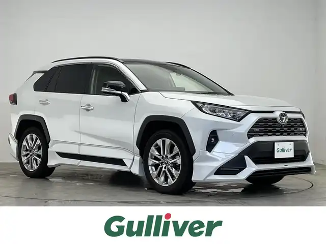トヨタ ＲＡＶ４ G Zパッケージ 滋賀県 2023(令5)年 2.7万km プラチナホワイトパールマイカ 禁煙車/純正ディスプレイオーディオ/（Bluetooth/Miracast/USB/フルセグTV）/パノラミックビューモニター/サンルーフ/TRDエアロ/前後ドライブレコーダー/デジタルインナーミラー/ビルトインETC/レーントレーシングアシスト/プリクラッシュセーフティー/ブラインドスポットモニター/クリアランスソナー/リアクロストラフィックアラート/パーキングサポートブレーキ/ロードサインアシスト/レザーシート/D席パワーシート/D席シートメモリー/前席シートヒーター/前席ベンチレーション/革巻きステアリング/レーダークルーズコントロール/ステアリングリモコン/ステアリングヒーター/パワーバックドア/LEDヘッドライト/フォグランプ/オートヘッドライト/オートマチックハイビーム/フロント熱線/電動パーキングブレーキ/オートホールドブレーキ/TRDアルミホイール