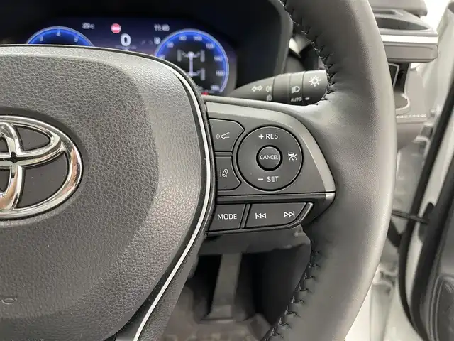 トヨタ ＲＡＶ４ G Zパッケージ 滋賀県 2023(令5)年 2.7万km プラチナホワイトパールマイカ 禁煙車/純正ディスプレイオーディオ/（Bluetooth/Miracast/USB/フルセグTV）/パノラミックビューモニター/サンルーフ/TRDエアロ/前後ドライブレコーダー/デジタルインナーミラー/ビルトインETC/レーントレーシングアシスト/プリクラッシュセーフティー/ブラインドスポットモニター/クリアランスソナー/リアクロストラフィックアラート/パーキングサポートブレーキ/ロードサインアシスト/レザーシート/D席パワーシート/D席シートメモリー/前席シートヒーター/前席ベンチレーション/革巻きステアリング/レーダークルーズコントロール/ステアリングリモコン/ステアリングヒーター/パワーバックドア/LEDヘッドライト/フォグランプ/オートヘッドライト/オートマチックハイビーム/フロント熱線/電動パーキングブレーキ/オートホールドブレーキ/TRDアルミホイール