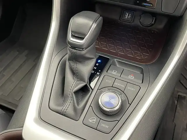 トヨタ ＲＡＶ４ G Zパッケージ 滋賀県 2023(令5)年 2.7万km プラチナホワイトパールマイカ 禁煙車/純正ディスプレイオーディオ/（Bluetooth/Miracast/USB/フルセグTV）/パノラミックビューモニター/サンルーフ/TRDエアロ/前後ドライブレコーダー/デジタルインナーミラー/ビルトインETC/レーントレーシングアシスト/プリクラッシュセーフティー/ブラインドスポットモニター/クリアランスソナー/リアクロストラフィックアラート/パーキングサポートブレーキ/ロードサインアシスト/レザーシート/D席パワーシート/D席シートメモリー/前席シートヒーター/前席ベンチレーション/革巻きステアリング/レーダークルーズコントロール/ステアリングリモコン/ステアリングヒーター/パワーバックドア/LEDヘッドライト/フォグランプ/オートヘッドライト/オートマチックハイビーム/フロント熱線/電動パーキングブレーキ/オートホールドブレーキ/TRDアルミホイール
