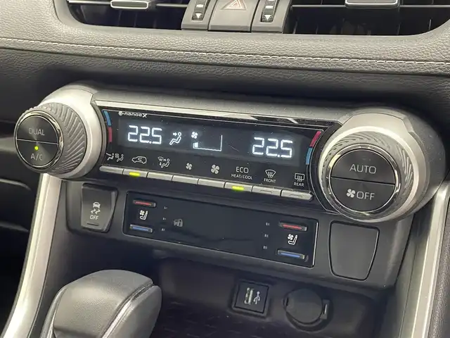 トヨタ ＲＡＶ４ G Zパッケージ 滋賀県 2023(令5)年 2.7万km プラチナホワイトパールマイカ 禁煙車/純正ディスプレイオーディオ/（Bluetooth/Miracast/USB/フルセグTV）/パノラミックビューモニター/サンルーフ/TRDエアロ/前後ドライブレコーダー/デジタルインナーミラー/ビルトインETC/レーントレーシングアシスト/プリクラッシュセーフティー/ブラインドスポットモニター/クリアランスソナー/リアクロストラフィックアラート/パーキングサポートブレーキ/ロードサインアシスト/レザーシート/D席パワーシート/D席シートメモリー/前席シートヒーター/前席ベンチレーション/革巻きステアリング/レーダークルーズコントロール/ステアリングリモコン/ステアリングヒーター/パワーバックドア/LEDヘッドライト/フォグランプ/オートヘッドライト/オートマチックハイビーム/フロント熱線/電動パーキングブレーキ/オートホールドブレーキ/TRDアルミホイール