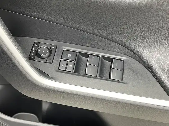トヨタ ＲＡＶ４ G Zパッケージ 滋賀県 2023(令5)年 2.7万km プラチナホワイトパールマイカ 禁煙車/純正ディスプレイオーディオ/（Bluetooth/Miracast/USB/フルセグTV）/パノラミックビューモニター/サンルーフ/TRDエアロ/前後ドライブレコーダー/デジタルインナーミラー/ビルトインETC/レーントレーシングアシスト/プリクラッシュセーフティー/ブラインドスポットモニター/クリアランスソナー/リアクロストラフィックアラート/パーキングサポートブレーキ/ロードサインアシスト/レザーシート/D席パワーシート/D席シートメモリー/前席シートヒーター/前席ベンチレーション/革巻きステアリング/レーダークルーズコントロール/ステアリングリモコン/ステアリングヒーター/パワーバックドア/LEDヘッドライト/フォグランプ/オートヘッドライト/オートマチックハイビーム/フロント熱線/電動パーキングブレーキ/オートホールドブレーキ/TRDアルミホイール