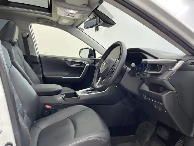 トヨタ ＲＡＶ４ G Zパッケージ 滋賀県 2023(令5)年 2.7万km プラチナホワイトパールマイカ 禁煙車/純正ディスプレイオーディオ/（Bluetooth/Miracast/USB/フルセグTV）/パノラミックビューモニター/サンルーフ/TRDエアロ/前後ドライブレコーダー/デジタルインナーミラー/ビルトインETC/レーントレーシングアシスト/プリクラッシュセーフティー/ブラインドスポットモニター/クリアランスソナー/リアクロストラフィックアラート/パーキングサポートブレーキ/ロードサインアシスト/レザーシート/D席パワーシート/D席シートメモリー/前席シートヒーター/前席ベンチレーション/革巻きステアリング/レーダークルーズコントロール/ステアリングリモコン/ステアリングヒーター/パワーバックドア/LEDヘッドライト/フォグランプ/オートヘッドライト/オートマチックハイビーム/フロント熱線/電動パーキングブレーキ/オートホールドブレーキ/TRDアルミホイール