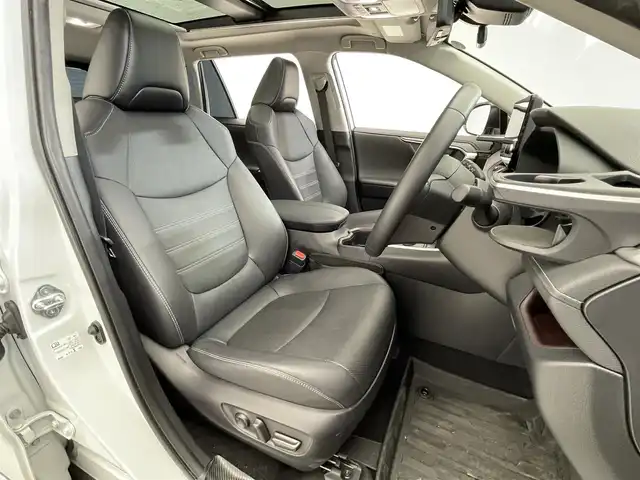 トヨタ ＲＡＶ４ G Zパッケージ 滋賀県 2023(令5)年 2.7万km プラチナホワイトパールマイカ 禁煙車/純正ディスプレイオーディオ/（Bluetooth/Miracast/USB/フルセグTV）/パノラミックビューモニター/サンルーフ/TRDエアロ/前後ドライブレコーダー/デジタルインナーミラー/ビルトインETC/レーントレーシングアシスト/プリクラッシュセーフティー/ブラインドスポットモニター/クリアランスソナー/リアクロストラフィックアラート/パーキングサポートブレーキ/ロードサインアシスト/レザーシート/D席パワーシート/D席シートメモリー/前席シートヒーター/前席ベンチレーション/革巻きステアリング/レーダークルーズコントロール/ステアリングリモコン/ステアリングヒーター/パワーバックドア/LEDヘッドライト/フォグランプ/オートヘッドライト/オートマチックハイビーム/フロント熱線/電動パーキングブレーキ/オートホールドブレーキ/TRDアルミホイール