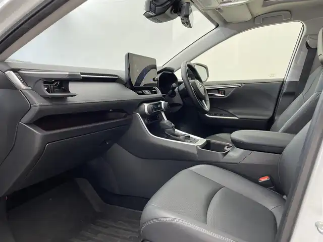 トヨタ ＲＡＶ４ G Zパッケージ 滋賀県 2023(令5)年 2.7万km プラチナホワイトパールマイカ 禁煙車/純正ディスプレイオーディオ/（Bluetooth/Miracast/USB/フルセグTV）/パノラミックビューモニター/サンルーフ/TRDエアロ/前後ドライブレコーダー/デジタルインナーミラー/ビルトインETC/レーントレーシングアシスト/プリクラッシュセーフティー/ブラインドスポットモニター/クリアランスソナー/リアクロストラフィックアラート/パーキングサポートブレーキ/ロードサインアシスト/レザーシート/D席パワーシート/D席シートメモリー/前席シートヒーター/前席ベンチレーション/革巻きステアリング/レーダークルーズコントロール/ステアリングリモコン/ステアリングヒーター/パワーバックドア/LEDヘッドライト/フォグランプ/オートヘッドライト/オートマチックハイビーム/フロント熱線/電動パーキングブレーキ/オートホールドブレーキ/TRDアルミホイール
