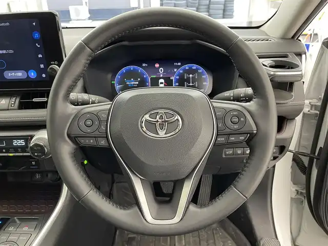 トヨタ ＲＡＶ４ G Zパッケージ 滋賀県 2023(令5)年 2.7万km プラチナホワイトパールマイカ 禁煙車/純正ディスプレイオーディオ/（Bluetooth/Miracast/USB/フルセグTV）/パノラミックビューモニター/サンルーフ/TRDエアロ/前後ドライブレコーダー/デジタルインナーミラー/ビルトインETC/レーントレーシングアシスト/プリクラッシュセーフティー/ブラインドスポットモニター/クリアランスソナー/リアクロストラフィックアラート/パーキングサポートブレーキ/ロードサインアシスト/レザーシート/D席パワーシート/D席シートメモリー/前席シートヒーター/前席ベンチレーション/革巻きステアリング/レーダークルーズコントロール/ステアリングリモコン/ステアリングヒーター/パワーバックドア/LEDヘッドライト/フォグランプ/オートヘッドライト/オートマチックハイビーム/フロント熱線/電動パーキングブレーキ/オートホールドブレーキ/TRDアルミホイール
