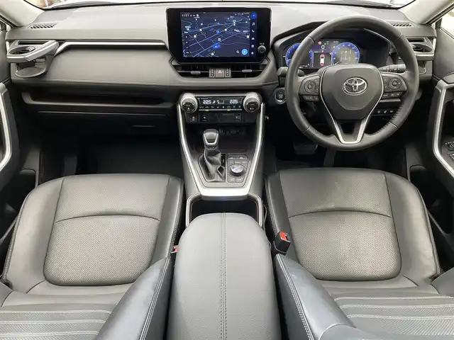 トヨタ ＲＡＶ４ G Zパッケージ 滋賀県 2023(令5)年 2.7万km プラチナホワイトパールマイカ 禁煙車/純正ディスプレイオーディオ/（Bluetooth/Miracast/USB/フルセグTV）/パノラミックビューモニター/サンルーフ/TRDエアロ/前後ドライブレコーダー/デジタルインナーミラー/ビルトインETC/レーントレーシングアシスト/プリクラッシュセーフティー/ブラインドスポットモニター/クリアランスソナー/リアクロストラフィックアラート/パーキングサポートブレーキ/ロードサインアシスト/レザーシート/D席パワーシート/D席シートメモリー/前席シートヒーター/前席ベンチレーション/革巻きステアリング/レーダークルーズコントロール/ステアリングリモコン/ステアリングヒーター/パワーバックドア/LEDヘッドライト/フォグランプ/オートヘッドライト/オートマチックハイビーム/フロント熱線/電動パーキングブレーキ/オートホールドブレーキ/TRDアルミホイール