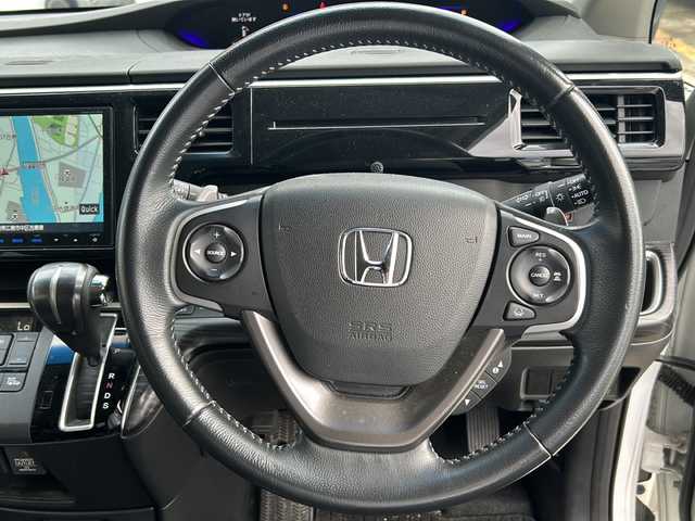 ホンダ ステップワゴン スパーダ クールスピリット 広島県 2015(平27)年 6.9万km ホワイトオーキッドパール 禁煙車/純正１7インチAW/純正9インチSDナビ/(BT/DVD/CD/iPod)/フルセグテレビ/バックカメラ/レーダークルーズコントロール/レーンキープアシスト/パドルシフト/わくわくゲート/プッシュスタート/アイドリングストップ/純正LEDヘッドライト/オートライト/ウォークスルー/三列シート/ETC/両側パワスラ/ドラレコ/純正フロアマット/スペアキー