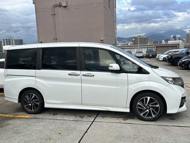 ホンダ ステップワゴン スパーダ クールスピリット 広島県 2015(平27)年 6.9万km ホワイトオーキッドパール 禁煙車/純正１7インチAW/純正9インチSDナビ/(BT/DVD/CD/iPod)/フルセグテレビ/バックカメラ/レーダークルーズコントロール/レーンキープアシスト/パドルシフト/わくわくゲート/プッシュスタート/アイドリングストップ/純正LEDヘッドライト/オートライト/ウォークスルー/三列シート/ETC/両側パワスラ/ドラレコ/純正フロアマット/スペアキー