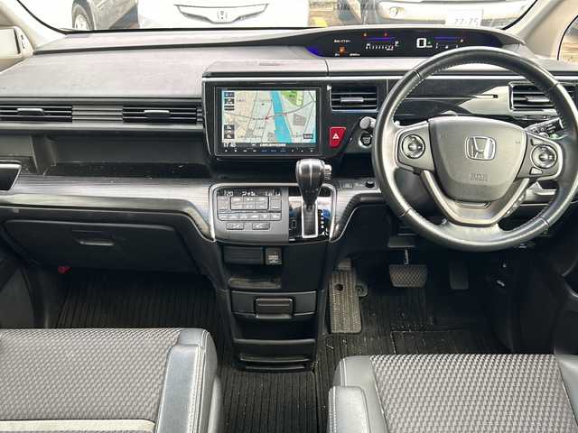 ホンダ ステップワゴン スパーダ クールスピリット 広島県 2015(平27)年 6.9万km ホワイトオーキッドパール 禁煙車/純正１7インチAW/純正9インチSDナビ/(BT/DVD/CD/iPod)/フルセグテレビ/バックカメラ/レーダークルーズコントロール/レーンキープアシスト/パドルシフト/わくわくゲート/プッシュスタート/アイドリングストップ/純正LEDヘッドライト/オートライト/ウォークスルー/三列シート/ETC/両側パワスラ/ドラレコ/純正フロアマット/スペアキー