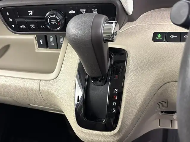 ホンダ Ｎ ＢＯＸ G L ターボ ホンダセンシング 埼玉県 2019(令1)年 5.4万km プラチナホワイトパール 純正8インチナビ　VXU-195NBi/バックカメラ/前方ドライブレコーダー/ETC/Honda SENSING/・衝突軽減ブレーキ/・誤発進抑制機能/・路外逸脱抑制機能/・アダプティブ・クルーズ・コントロール/・車線維持支援システム/・オートハイビーム/・先行車発進お知らせ機能/・標識認識機能/パドルシフト/両側パワースライドドア/プッシュスタート/ステアリングリモコン/純正フロアマット/社外ドアバイザー/社外15インチアルミホイール