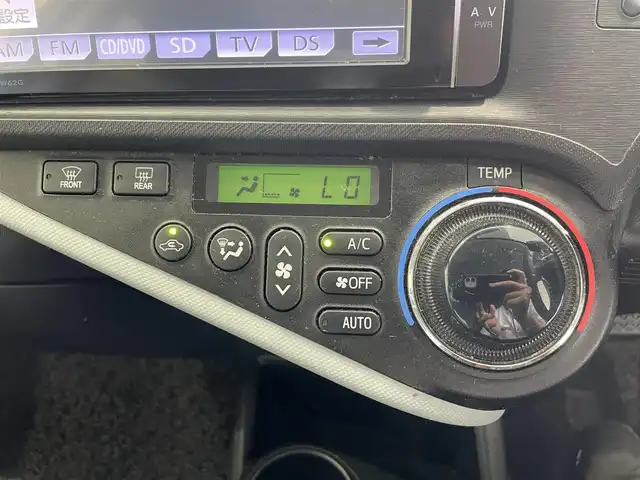 トヨタ アクア S 沖縄県 2013(平25)年 8.1万km コバルトブルーメタリック (株)IDOMが運営する【じしゃロンOO店】の自社ローン専用車両になりますこちらは現金またはオートローンご利用時の価格です。自社ローンご希望の方は別途その旨お申付け下さい/・プッシュスタート　/・ナビ　/・ＴＶ　/・Ｂｌｕｅｔｏｏｔｈ接続　/・バックカメラ　/・ＥＴＣ　/・アイドリングストップ　/・横滑り防止装置　/・盗難防止装置　/・アルミホイール　/・純正フロアマット　/・取扱説明書　/・保証書