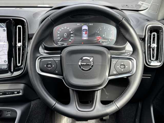 ボルボ ＸＣ４０ T4 モメンタム 和歌山県 2020(令2)年 3.2万km 赤 パノラマSR /ACC /BSM /LKA /純ナビ /360度カメ /フルセグTV /オートテールゲート /Bluetoothオーディオ /前後ドラレコ /パワーシート /シートヒーター /ワイヤレス充電 /スマートキー /プッシュスタート /純19incAW /LEDライト /ETC