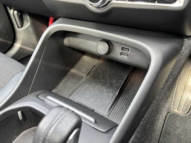 ボルボ ＸＣ４０ T4 モメンタム 和歌山県 2020(令2)年 3.2万km 赤 パノラマSR /ACC /BSM /LKA /純ナビ /360度カメ /フルセグTV /オートテールゲート /Bluetoothオーディオ /前後ドラレコ /パワーシート /シートヒーター /ワイヤレス充電 /スマートキー /プッシュスタート /純19incAW /LEDライト /ETC