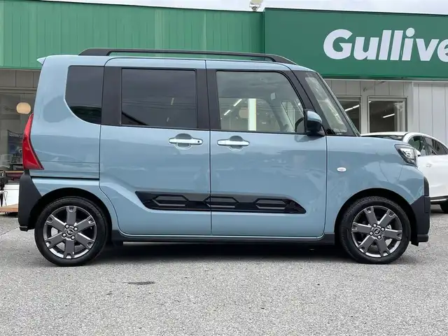 ダイハツ タント ファンクロスターボ 千葉県 2022(令4)年 1.7万km レイクブルーメタリック スマートアシスト/・衝突軽減ブレーキ/・車線逸脱警報/・オートマチックハイビーム/・アダプティブクルーズコントロール/純正ディスプレイオーディオ/・Bluetooth/フルセグTV/パノラミックビューカメラ/両後パワースライドドア/スマートキー/前後コーナーセンサー/ルーフレール/純正ドライブレコーダー/ビルトインETC/純正15インチアルミホイール/純正LEDヘッドライト/フォグランプ/本革巻きステアリング/ヘッドライトレベライザー/サイド＆カーテンエアバッグ