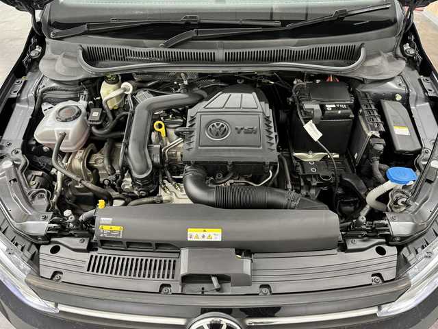 フォルクスワーゲン ＶＷ ポロ TSIコンフォートライン 三重県 2021(令3)年 1.7万km ディープブラックパールエフェクト プレミアムガソリン・ターボ/FF/MTモード付フロア7AT（DSG）/純正 8インチインフォテイメントシステム“Discover Media”*1/（FM/AM/Bluetooth/USB/iPod）/リヤビューカメラ“Rear Assist”/ドライブレコーダー 前方/ETC2.0*1/安全/【OP】セーフティパッケージ*2/●アダプティブクルーズコントロール（全車速追従機能付）/●レーンキープアシストシステム“Lane Assist”/●駐車支援システム“Park Assist”/●ブラインドスポットディテクション（後方死角検知機能）/●パークディスタンスコントロール（フロント・リヤ、前進/後退時衝突軽減ブレーキ機能付）/●オプティカルパーキングシステム/●リヤトラフィックアラート（後退時警告・衝突軽減ブレーキ機能）/・プリクラッシュブレーキシステム“Front Assist”/など/装備/【OP】テクノロジーパッケージ*3/●デジタルメータークラスター“Active Info Display”/●スマートフォン ワイヤレスチャージング（qi）/・オートエアコン/・レインセンサーワイパー/・オートライト/・LEDヘッドライト/・リヤフォグライト/・純正15inAW/など