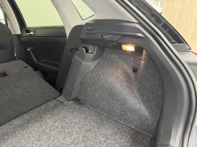 フォルクスワーゲン ＶＷ ポロ TSIコンフォートライン 三重県 2021(令3)年 1.7万km ディープブラックパールエフェクト プレミアムガソリン・ターボ/FF/MTモード付フロア7AT（DSG）/純正 8インチインフォテイメントシステム“Discover Media”*1/（FM/AM/Bluetooth/USB/iPod）/リヤビューカメラ“Rear Assist”/ドライブレコーダー 前方/ETC2.0*1/安全/【OP】セーフティパッケージ*2/●アダプティブクルーズコントロール（全車速追従機能付）/●レーンキープアシストシステム“Lane Assist”/●駐車支援システム“Park Assist”/●ブラインドスポットディテクション（後方死角検知機能）/●パークディスタンスコントロール（フロント・リヤ、前進/後退時衝突軽減ブレーキ機能付）/●オプティカルパーキングシステム/●リヤトラフィックアラート（後退時警告・衝突軽減ブレーキ機能）/・プリクラッシュブレーキシステム“Front Assist”/など/装備/【OP】テクノロジーパッケージ*3/●デジタルメータークラスター“Active Info Display”/●スマートフォン ワイヤレスチャージング（qi）/・オートエアコン/・レインセンサーワイパー/・オートライト/・LEDヘッドライト/・リヤフォグライト/・純正15inAW/など