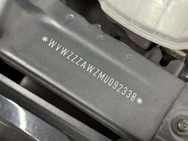 フォルクスワーゲン ＶＷ ポロ TSIコンフォートライン 三重県 2021(令3)年 1.7万km ディープブラックパールエフェクト プレミアムガソリン・ターボ/FF/MTモード付フロア7AT（DSG）/純正 8インチインフォテイメントシステム“Discover Media”*1/（FM/AM/Bluetooth/USB/iPod）/リヤビューカメラ“Rear Assist”/ドライブレコーダー 前方/ETC2.0*1/安全/【OP】セーフティパッケージ*2/●アダプティブクルーズコントロール（全車速追従機能付）/●レーンキープアシストシステム“Lane Assist”/●駐車支援システム“Park Assist”/●ブラインドスポットディテクション（後方死角検知機能）/●パークディスタンスコントロール（フロント・リヤ、前進/後退時衝突軽減ブレーキ機能付）/●オプティカルパーキングシステム/●リヤトラフィックアラート（後退時警告・衝突軽減ブレーキ機能）/・プリクラッシュブレーキシステム“Front Assist”/など/装備/【OP】テクノロジーパッケージ*3/●デジタルメータークラスター“Active Info Display”/●スマートフォン ワイヤレスチャージング（qi）/・オートエアコン/・レインセンサーワイパー/・オートライト/・LEDヘッドライト/・リヤフォグライト/・純正15inAW/など