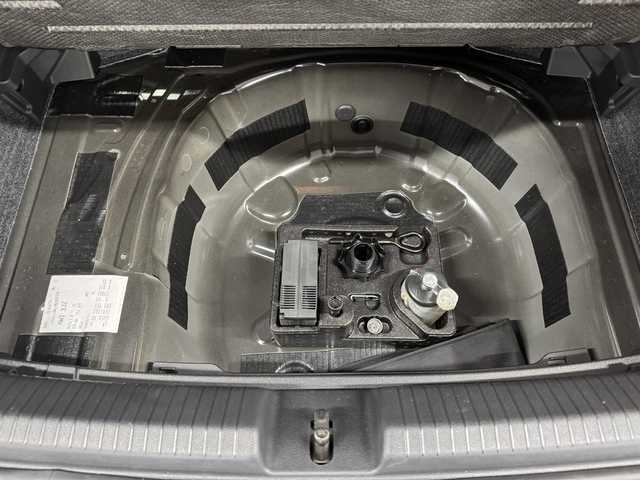 フォルクスワーゲン ＶＷ ポロ TSIコンフォートライン 三重県 2021(令3)年 1.7万km ディープブラックパールエフェクト プレミアムガソリン・ターボ/FF/MTモード付フロア7AT（DSG）/純正 8インチインフォテイメントシステム“Discover Media”*1/（FM/AM/Bluetooth/USB/iPod）/リヤビューカメラ“Rear Assist”/ドライブレコーダー 前方/ETC2.0*1/安全/【OP】セーフティパッケージ*2/●アダプティブクルーズコントロール（全車速追従機能付）/●レーンキープアシストシステム“Lane Assist”/●駐車支援システム“Park Assist”/●ブラインドスポットディテクション（後方死角検知機能）/●パークディスタンスコントロール（フロント・リヤ、前進/後退時衝突軽減ブレーキ機能付）/●オプティカルパーキングシステム/●リヤトラフィックアラート（後退時警告・衝突軽減ブレーキ機能）/・プリクラッシュブレーキシステム“Front Assist”/など/装備/【OP】テクノロジーパッケージ*3/●デジタルメータークラスター“Active Info Display”/●スマートフォン ワイヤレスチャージング（qi）/・オートエアコン/・レインセンサーワイパー/・オートライト/・LEDヘッドライト/・リヤフォグライト/・純正15inAW/など