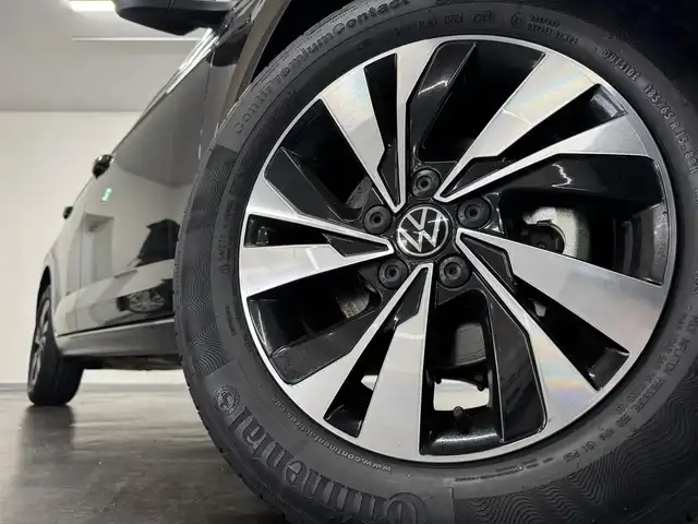 フォルクスワーゲン ＶＷ ポロ TSIコンフォートライン 三重県 2021(令3)年 1.7万km ディープブラックパールエフェクト プレミアムガソリン・ターボ/FF/MTモード付フロア7AT（DSG）/純正 8インチインフォテイメントシステム“Discover Media”*1/（FM/AM/Bluetooth/USB/iPod）/リヤビューカメラ“Rear Assist”/ドライブレコーダー 前方/ETC2.0*1/安全/【OP】セーフティパッケージ*2/●アダプティブクルーズコントロール（全車速追従機能付）/●レーンキープアシストシステム“Lane Assist”/●駐車支援システム“Park Assist”/●ブラインドスポットディテクション（後方死角検知機能）/●パークディスタンスコントロール（フロント・リヤ、前進/後退時衝突軽減ブレーキ機能付）/●オプティカルパーキングシステム/●リヤトラフィックアラート（後退時警告・衝突軽減ブレーキ機能）/・プリクラッシュブレーキシステム“Front Assist”/など/装備/【OP】テクノロジーパッケージ*3/●デジタルメータークラスター“Active Info Display”/●スマートフォン ワイヤレスチャージング（qi）/・オートエアコン/・レインセンサーワイパー/・オートライト/・LEDヘッドライト/・リヤフォグライト/・純正15inAW/など