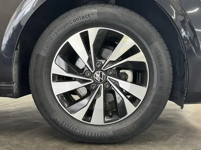 フォルクスワーゲン ＶＷ ポロ TSIコンフォートライン 三重県 2021(令3)年 1.7万km ディープブラックパールエフェクト プレミアムガソリン・ターボ/FF/MTモード付フロア7AT（DSG）/純正 8インチインフォテイメントシステム“Discover Media”*1/（FM/AM/Bluetooth/USB/iPod）/リヤビューカメラ“Rear Assist”/ドライブレコーダー 前方/ETC2.0*1/安全/【OP】セーフティパッケージ*2/●アダプティブクルーズコントロール（全車速追従機能付）/●レーンキープアシストシステム“Lane Assist”/●駐車支援システム“Park Assist”/●ブラインドスポットディテクション（後方死角検知機能）/●パークディスタンスコントロール（フロント・リヤ、前進/後退時衝突軽減ブレーキ機能付）/●オプティカルパーキングシステム/●リヤトラフィックアラート（後退時警告・衝突軽減ブレーキ機能）/・プリクラッシュブレーキシステム“Front Assist”/など/装備/【OP】テクノロジーパッケージ*3/●デジタルメータークラスター“Active Info Display”/●スマートフォン ワイヤレスチャージング（qi）/・オートエアコン/・レインセンサーワイパー/・オートライト/・LEDヘッドライト/・リヤフォグライト/・純正15inAW/など