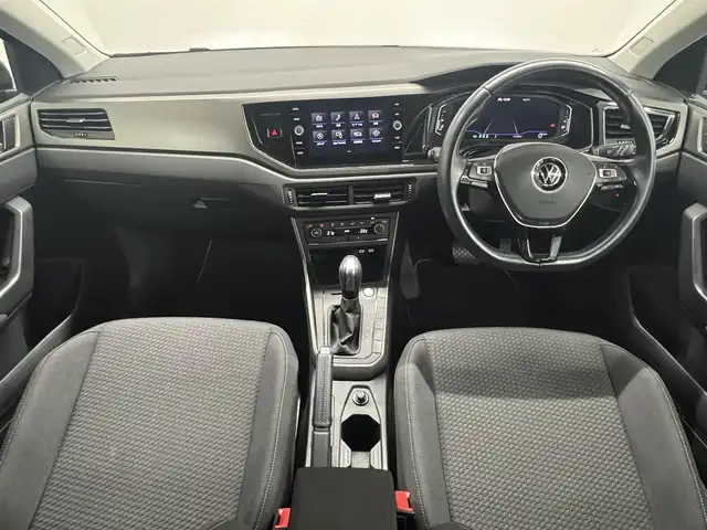 フォルクスワーゲン ＶＷ ポロ TSIコンフォートライン 三重県 2021(令3)年 1.7万km ディープブラックパールエフェクト プレミアムガソリン・ターボ/FF/MTモード付フロア7AT（DSG）/純正 8インチインフォテイメントシステム“Discover Media”*1/（FM/AM/Bluetooth/USB/iPod）/リヤビューカメラ“Rear Assist”/ドライブレコーダー 前方/ETC2.0*1/安全/【OP】セーフティパッケージ*2/●アダプティブクルーズコントロール（全車速追従機能付）/●レーンキープアシストシステム“Lane Assist”/●駐車支援システム“Park Assist”/●ブラインドスポットディテクション（後方死角検知機能）/●パークディスタンスコントロール（フロント・リヤ、前進/後退時衝突軽減ブレーキ機能付）/●オプティカルパーキングシステム/●リヤトラフィックアラート（後退時警告・衝突軽減ブレーキ機能）/・プリクラッシュブレーキシステム“Front Assist”/など/装備/【OP】テクノロジーパッケージ*3/●デジタルメータークラスター“Active Info Display”/●スマートフォン ワイヤレスチャージング（qi）/・オートエアコン/・レインセンサーワイパー/・オートライト/・LEDヘッドライト/・リヤフォグライト/・純正15inAW/など