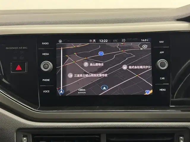 フォルクスワーゲン ＶＷ ポロ TSIコンフォートライン 三重県 2021(令3)年 1.7万km ディープブラックパールエフェクト プレミアムガソリン・ターボ/FF/MTモード付フロア7AT（DSG）/純正 8インチインフォテイメントシステム“Discover Media”*1/（FM/AM/Bluetooth/USB/iPod）/リヤビューカメラ“Rear Assist”/ドライブレコーダー 前方/ETC2.0*1/安全/【OP】セーフティパッケージ*2/●アダプティブクルーズコントロール（全車速追従機能付）/●レーンキープアシストシステム“Lane Assist”/●駐車支援システム“Park Assist”/●ブラインドスポットディテクション（後方死角検知機能）/●パークディスタンスコントロール（フロント・リヤ、前進/後退時衝突軽減ブレーキ機能付）/●オプティカルパーキングシステム/●リヤトラフィックアラート（後退時警告・衝突軽減ブレーキ機能）/・プリクラッシュブレーキシステム“Front Assist”/など/装備/【OP】テクノロジーパッケージ*3/●デジタルメータークラスター“Active Info Display”/●スマートフォン ワイヤレスチャージング（qi）/・オートエアコン/・レインセンサーワイパー/・オートライト/・LEDヘッドライト/・リヤフォグライト/・純正15inAW/など