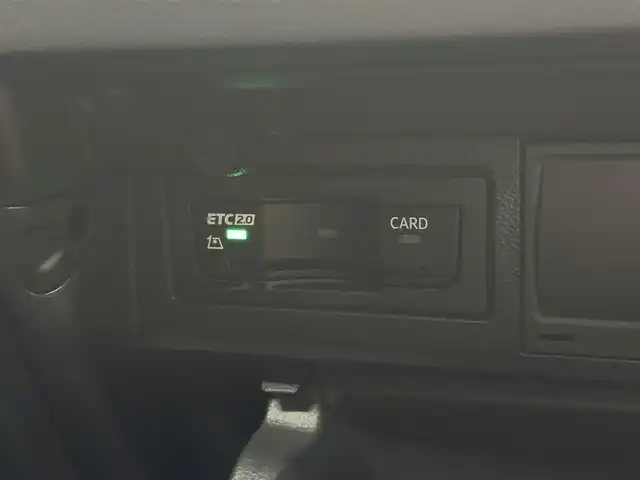 フォルクスワーゲン ＶＷ ポロ TSIコンフォートライン 三重県 2021(令3)年 1.7万km ディープブラックパールエフェクト プレミアムガソリン・ターボ/FF/MTモード付フロア7AT（DSG）/純正 8インチインフォテイメントシステム“Discover Media”*1/（FM/AM/Bluetooth/USB/iPod）/リヤビューカメラ“Rear Assist”/ドライブレコーダー 前方/ETC2.0*1/安全/【OP】セーフティパッケージ*2/●アダプティブクルーズコントロール（全車速追従機能付）/●レーンキープアシストシステム“Lane Assist”/●駐車支援システム“Park Assist”/●ブラインドスポットディテクション（後方死角検知機能）/●パークディスタンスコントロール（フロント・リヤ、前進/後退時衝突軽減ブレーキ機能付）/●オプティカルパーキングシステム/●リヤトラフィックアラート（後退時警告・衝突軽減ブレーキ機能）/・プリクラッシュブレーキシステム“Front Assist”/など/装備/【OP】テクノロジーパッケージ*3/●デジタルメータークラスター“Active Info Display”/●スマートフォン ワイヤレスチャージング（qi）/・オートエアコン/・レインセンサーワイパー/・オートライト/・LEDヘッドライト/・リヤフォグライト/・純正15inAW/など