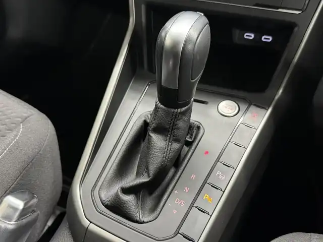 フォルクスワーゲン ＶＷ ポロ TSIコンフォートライン 三重県 2021(令3)年 1.7万km ディープブラックパールエフェクト プレミアムガソリン・ターボ/FF/MTモード付フロア7AT（DSG）/純正 8インチインフォテイメントシステム“Discover Media”*1/（FM/AM/Bluetooth/USB/iPod）/リヤビューカメラ“Rear Assist”/ドライブレコーダー 前方/ETC2.0*1/安全/【OP】セーフティパッケージ*2/●アダプティブクルーズコントロール（全車速追従機能付）/●レーンキープアシストシステム“Lane Assist”/●駐車支援システム“Park Assist”/●ブラインドスポットディテクション（後方死角検知機能）/●パークディスタンスコントロール（フロント・リヤ、前進/後退時衝突軽減ブレーキ機能付）/●オプティカルパーキングシステム/●リヤトラフィックアラート（後退時警告・衝突軽減ブレーキ機能）/・プリクラッシュブレーキシステム“Front Assist”/など/装備/【OP】テクノロジーパッケージ*3/●デジタルメータークラスター“Active Info Display”/●スマートフォン ワイヤレスチャージング（qi）/・オートエアコン/・レインセンサーワイパー/・オートライト/・LEDヘッドライト/・リヤフォグライト/・純正15inAW/など