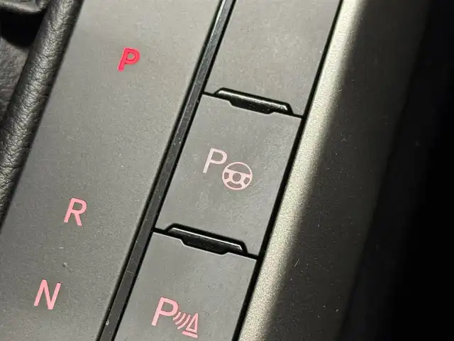 フォルクスワーゲン ＶＷ ポロ TSIコンフォートライン 三重県 2021(令3)年 1.7万km ディープブラックパールエフェクト プレミアムガソリン・ターボ/FF/MTモード付フロア7AT（DSG）/純正 8インチインフォテイメントシステム“Discover Media”*1/（FM/AM/Bluetooth/USB/iPod）/リヤビューカメラ“Rear Assist”/ドライブレコーダー 前方/ETC2.0*1/安全/【OP】セーフティパッケージ*2/●アダプティブクルーズコントロール（全車速追従機能付）/●レーンキープアシストシステム“Lane Assist”/●駐車支援システム“Park Assist”/●ブラインドスポットディテクション（後方死角検知機能）/●パークディスタンスコントロール（フロント・リヤ、前進/後退時衝突軽減ブレーキ機能付）/●オプティカルパーキングシステム/●リヤトラフィックアラート（後退時警告・衝突軽減ブレーキ機能）/・プリクラッシュブレーキシステム“Front Assist”/など/装備/【OP】テクノロジーパッケージ*3/●デジタルメータークラスター“Active Info Display”/●スマートフォン ワイヤレスチャージング（qi）/・オートエアコン/・レインセンサーワイパー/・オートライト/・LEDヘッドライト/・リヤフォグライト/・純正15inAW/など