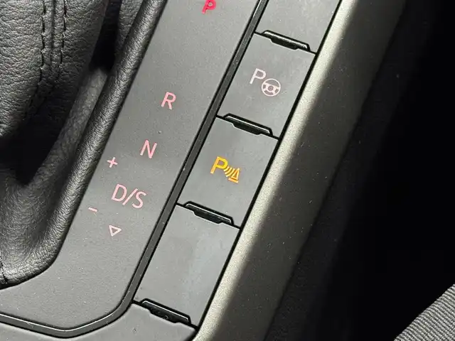 フォルクスワーゲン ＶＷ ポロ TSIコンフォートライン 三重県 2021(令3)年 1.7万km ディープブラックパールエフェクト プレミアムガソリン・ターボ/FF/MTモード付フロア7AT（DSG）/純正 8インチインフォテイメントシステム“Discover Media”*1/（FM/AM/Bluetooth/USB/iPod）/リヤビューカメラ“Rear Assist”/ドライブレコーダー 前方/ETC2.0*1/安全/【OP】セーフティパッケージ*2/●アダプティブクルーズコントロール（全車速追従機能付）/●レーンキープアシストシステム“Lane Assist”/●駐車支援システム“Park Assist”/●ブラインドスポットディテクション（後方死角検知機能）/●パークディスタンスコントロール（フロント・リヤ、前進/後退時衝突軽減ブレーキ機能付）/●オプティカルパーキングシステム/●リヤトラフィックアラート（後退時警告・衝突軽減ブレーキ機能）/・プリクラッシュブレーキシステム“Front Assist”/など/装備/【OP】テクノロジーパッケージ*3/●デジタルメータークラスター“Active Info Display”/●スマートフォン ワイヤレスチャージング（qi）/・オートエアコン/・レインセンサーワイパー/・オートライト/・LEDヘッドライト/・リヤフォグライト/・純正15inAW/など