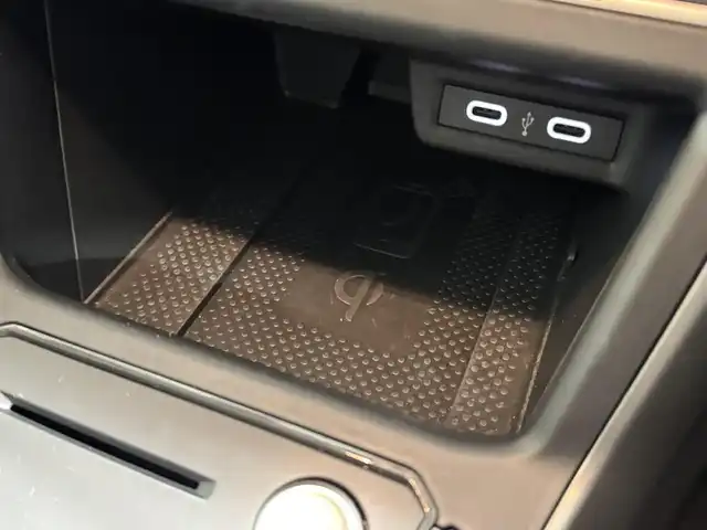 フォルクスワーゲン ＶＷ ポロ TSIコンフォートライン 三重県 2021(令3)年 1.7万km ディープブラックパールエフェクト プレミアムガソリン・ターボ/FF/MTモード付フロア7AT（DSG）/純正 8インチインフォテイメントシステム“Discover Media”*1/（FM/AM/Bluetooth/USB/iPod）/リヤビューカメラ“Rear Assist”/ドライブレコーダー 前方/ETC2.0*1/安全/【OP】セーフティパッケージ*2/●アダプティブクルーズコントロール（全車速追従機能付）/●レーンキープアシストシステム“Lane Assist”/●駐車支援システム“Park Assist”/●ブラインドスポットディテクション（後方死角検知機能）/●パークディスタンスコントロール（フロント・リヤ、前進/後退時衝突軽減ブレーキ機能付）/●オプティカルパーキングシステム/●リヤトラフィックアラート（後退時警告・衝突軽減ブレーキ機能）/・プリクラッシュブレーキシステム“Front Assist”/など/装備/【OP】テクノロジーパッケージ*3/●デジタルメータークラスター“Active Info Display”/●スマートフォン ワイヤレスチャージング（qi）/・オートエアコン/・レインセンサーワイパー/・オートライト/・LEDヘッドライト/・リヤフォグライト/・純正15inAW/など