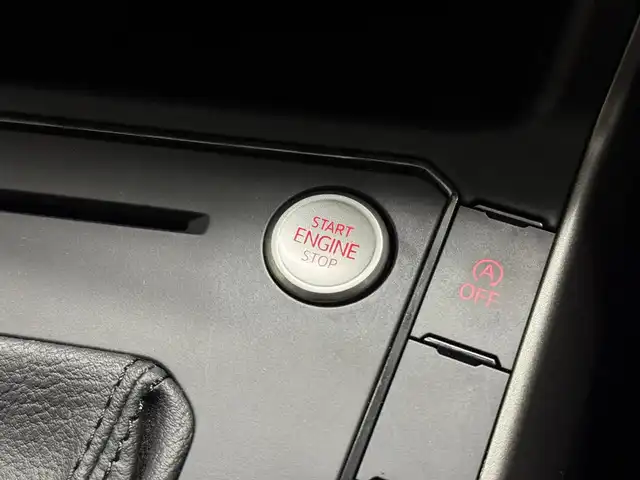 フォルクスワーゲン ＶＷ ポロ TSIコンフォートライン 三重県 2021(令3)年 1.7万km ディープブラックパールエフェクト プレミアムガソリン・ターボ/FF/MTモード付フロア7AT（DSG）/純正 8インチインフォテイメントシステム“Discover Media”*1/（FM/AM/Bluetooth/USB/iPod）/リヤビューカメラ“Rear Assist”/ドライブレコーダー 前方/ETC2.0*1/安全/【OP】セーフティパッケージ*2/●アダプティブクルーズコントロール（全車速追従機能付）/●レーンキープアシストシステム“Lane Assist”/●駐車支援システム“Park Assist”/●ブラインドスポットディテクション（後方死角検知機能）/●パークディスタンスコントロール（フロント・リヤ、前進/後退時衝突軽減ブレーキ機能付）/●オプティカルパーキングシステム/●リヤトラフィックアラート（後退時警告・衝突軽減ブレーキ機能）/・プリクラッシュブレーキシステム“Front Assist”/など/装備/【OP】テクノロジーパッケージ*3/●デジタルメータークラスター“Active Info Display”/●スマートフォン ワイヤレスチャージング（qi）/・オートエアコン/・レインセンサーワイパー/・オートライト/・LEDヘッドライト/・リヤフォグライト/・純正15inAW/など