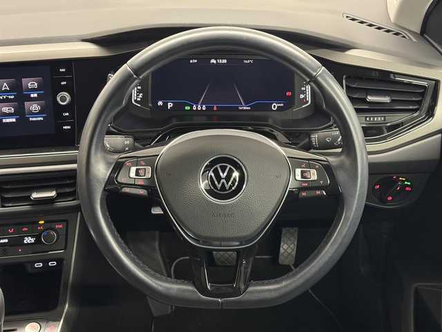 フォルクスワーゲン ＶＷ ポロ TSIコンフォートライン 三重県 2021(令3)年 1.7万km ディープブラックパールエフェクト プレミアムガソリン・ターボ/FF/MTモード付フロア7AT（DSG）/純正 8インチインフォテイメントシステム“Discover Media”*1/（FM/AM/Bluetooth/USB/iPod）/リヤビューカメラ“Rear Assist”/ドライブレコーダー 前方/ETC2.0*1/安全/【OP】セーフティパッケージ*2/●アダプティブクルーズコントロール（全車速追従機能付）/●レーンキープアシストシステム“Lane Assist”/●駐車支援システム“Park Assist”/●ブラインドスポットディテクション（後方死角検知機能）/●パークディスタンスコントロール（フロント・リヤ、前進/後退時衝突軽減ブレーキ機能付）/●オプティカルパーキングシステム/●リヤトラフィックアラート（後退時警告・衝突軽減ブレーキ機能）/・プリクラッシュブレーキシステム“Front Assist”/など/装備/【OP】テクノロジーパッケージ*3/●デジタルメータークラスター“Active Info Display”/●スマートフォン ワイヤレスチャージング（qi）/・オートエアコン/・レインセンサーワイパー/・オートライト/・LEDヘッドライト/・リヤフォグライト/・純正15inAW/など